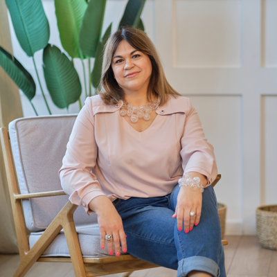 Woman-Sitting-Smiling 