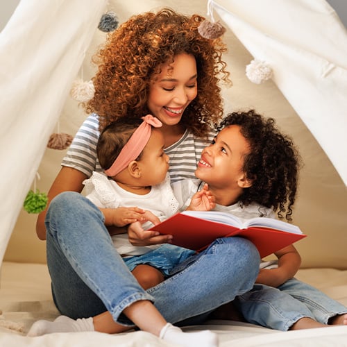 mom-reading-book-to-kids