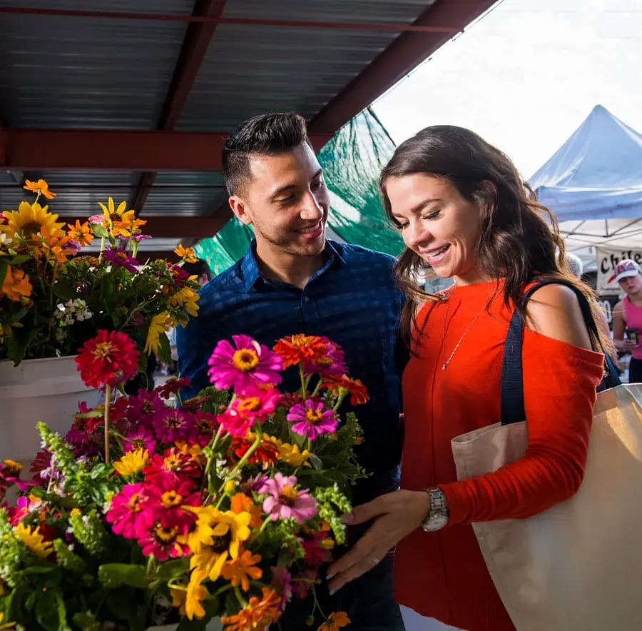 couple-at-local-farmers-market