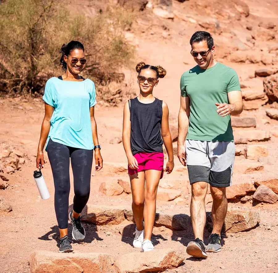 papago-park-family-hiking-hole-in-rock