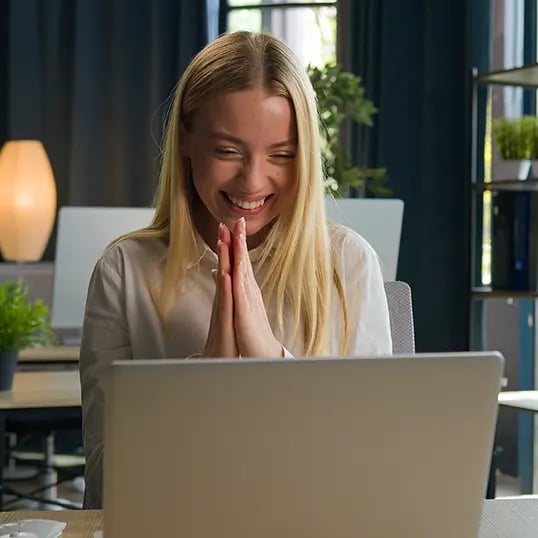 young-woman-on-laptop